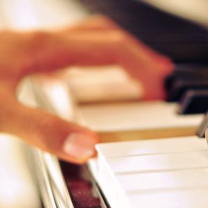 降央卓玛b大还是小
